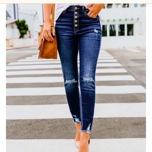 Highwaisted distressed jeans